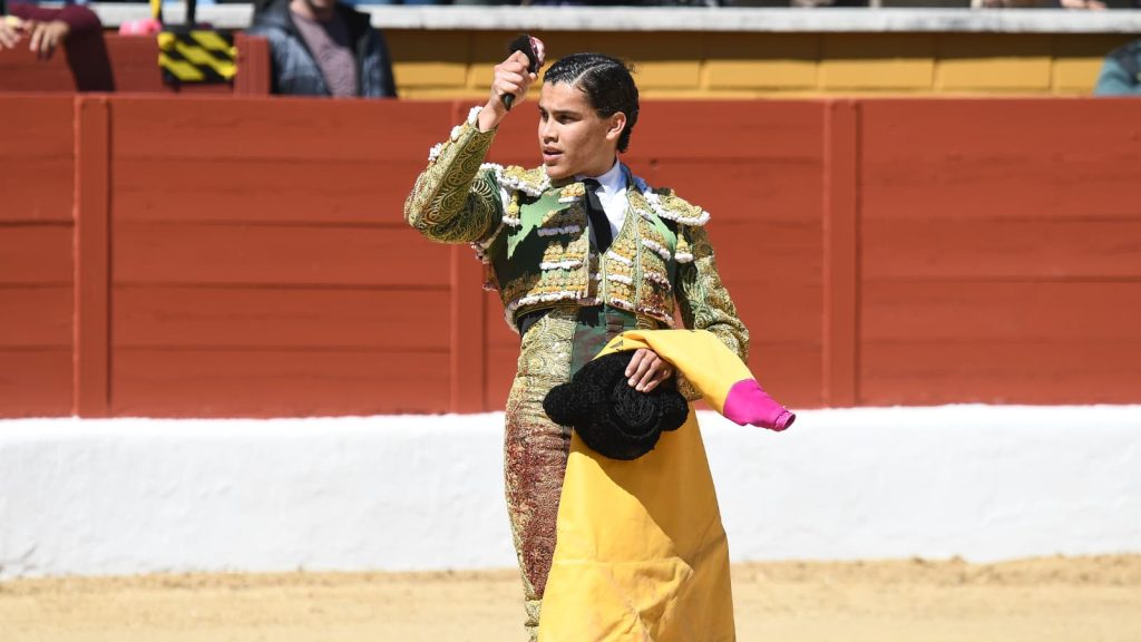 Rafael de la Cueva cierra la mañana de San Agustín del Guadalix con una oreja en el esportón