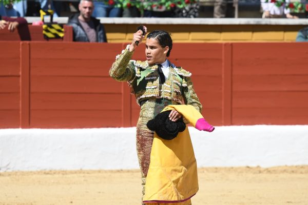 Rafael de la Cueva cierra la mañana de San Agustín del Guadalix con una oreja en el esportón