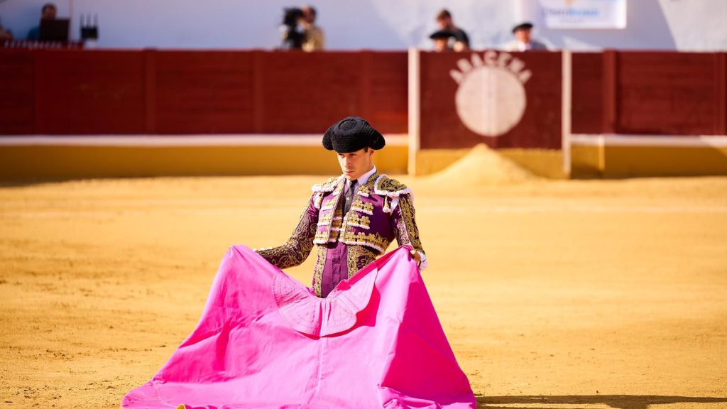 Víctor Barroso, herido leve por un corte con la tizona en Aracena