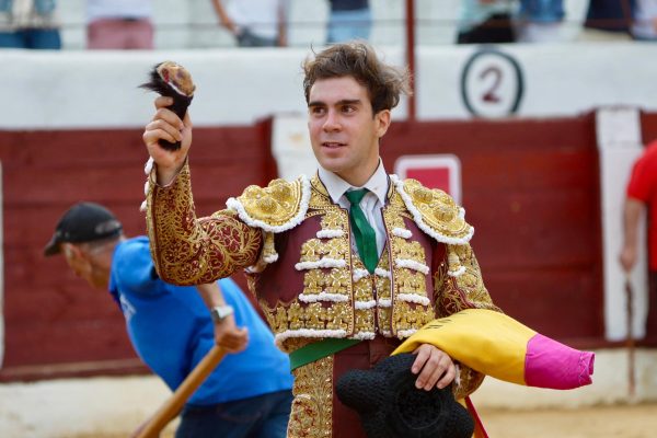 Salvador Herrero corta una oreja en Almazán