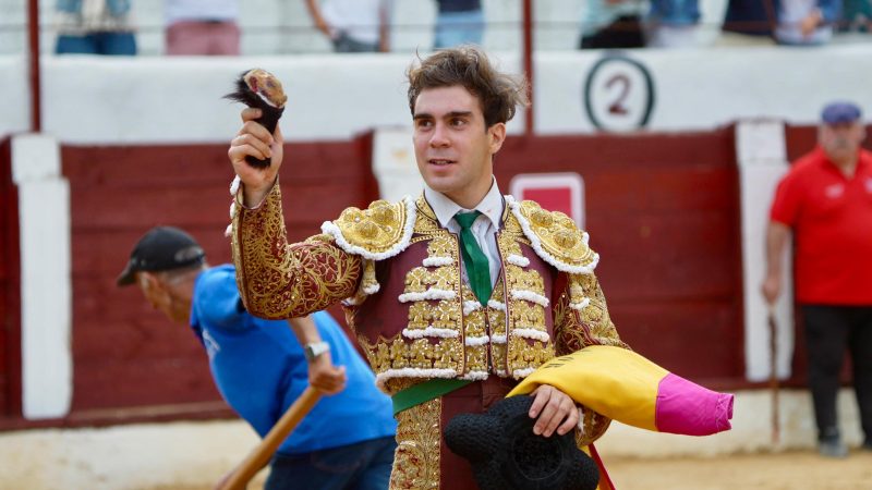 Salvador Herrero corta una oreja en Almazán