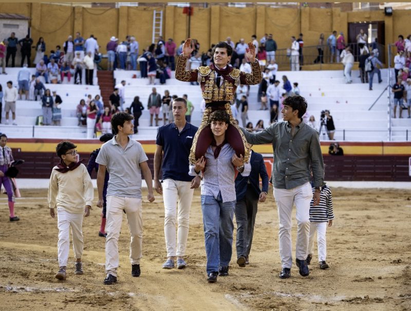 Jorge Oliva corta dos orejas en el cierre de las semifinales en Roa de Duero
