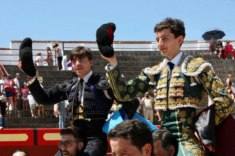 Carlos Tirado y Darío Romero salen a hombros en Brozas tras cortar siete orejas