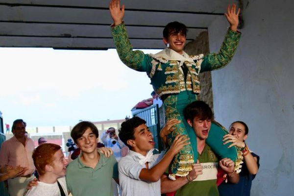 Ian Bermejo conquista Vilafranca del Cid con cuatro orejas en una tarde marcada por los percances