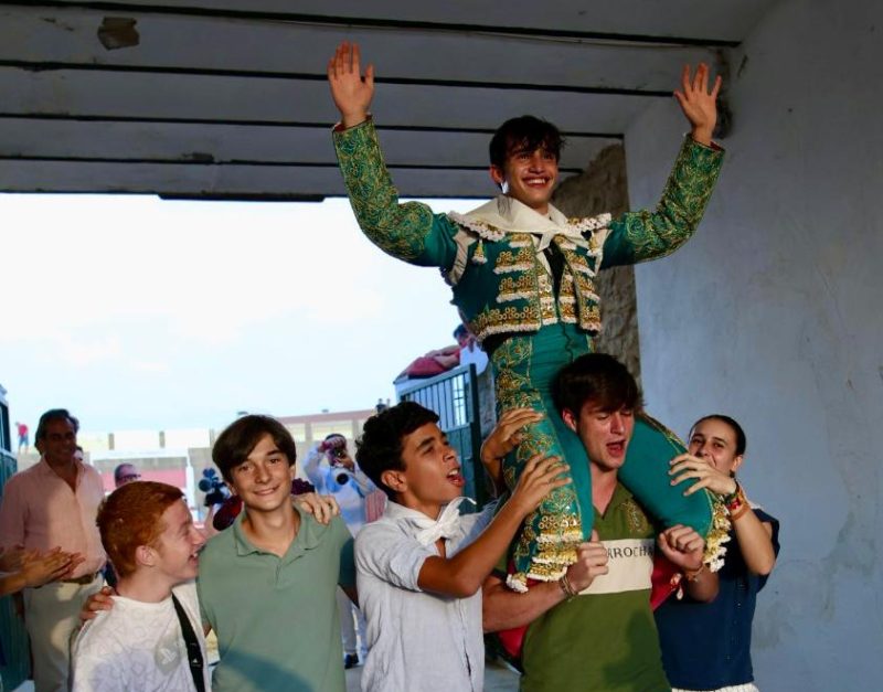 Ian Bermejo conquista Vilafranca del Cid con cuatro orejas en una tarde marcada por los percances
