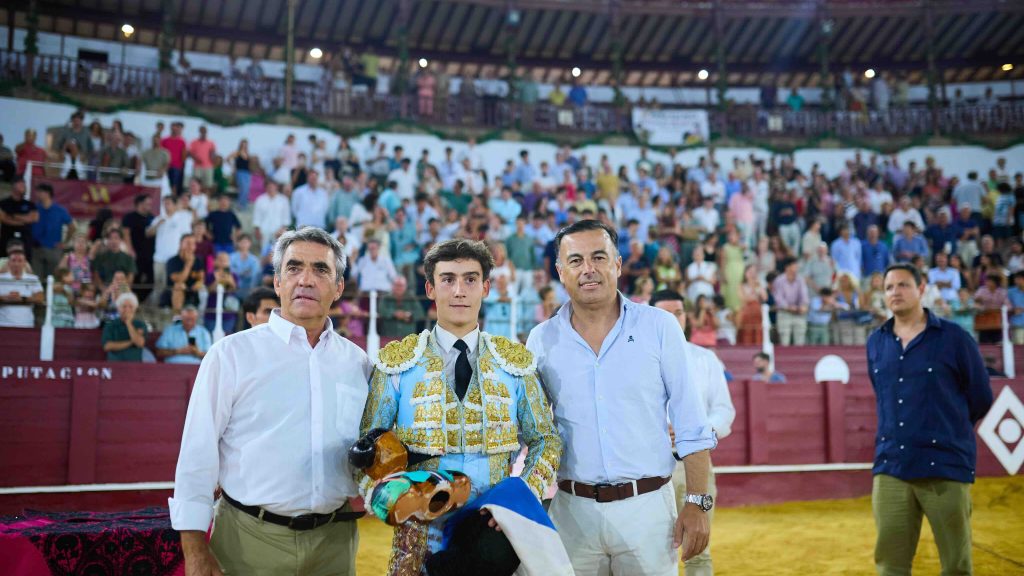 Manuel Quintana, triunfador del Circuito de Novilladas de Andalucía 2026, a hombros en Málaga