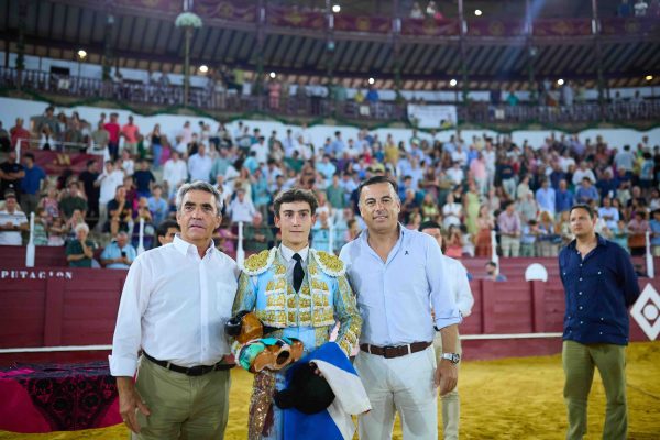 Manuel Quintana, triunfador del Circuito de Novilladas de Andalucía 2026, a hombros en Málaga