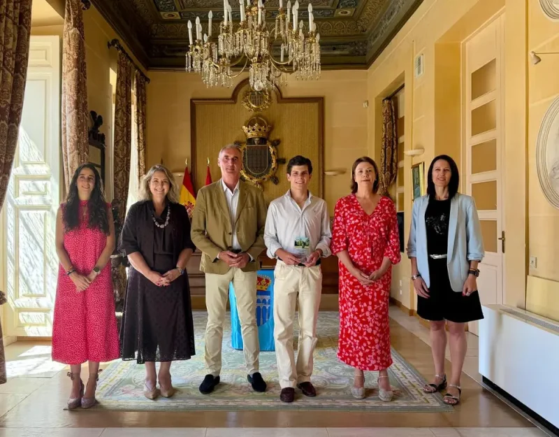 El alcalde de Segovia recibe a Jorge Oliva tras proclamarse campeón del Circuito de Novilladas de Castilla y León